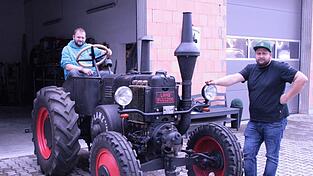 Die Freunde Sepp Pfeffer (l.) und René Raster an einem Paradestück, einem Lanz mit 25 PS, Baujahr 1939 Die Freunde Sepp Pfeffer (l.) und René Raster an einem Paradestück, einem Lanz mit 25 PS, Baujahr 1939