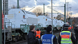 Ein Zug mit Castorbehältern kommt im baden-württembergischen Philippsburg an. 2025 sollen auch im stillgelegten KKI Castoren mit Atommüll zwischengelagert werden. (Symbolbild) Ein Zug mit Castorbehältern kommt im baden-württembergischen Philippsburg an. 2025 sollen auch im stillgelegten KKI Castoren mit Atommüll zwischengelagert werden. (Symbolbild)