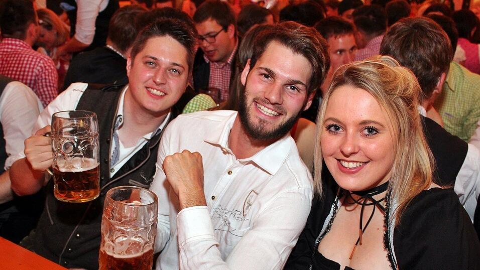 Die Frühjahrsdult 2017 in Landshut neigt sich dem Ende entgegen. Grund genug, noch einmal richtig in den Bierzelten zu feiern - abgerundet vom traditionellen Feuerwerk. Die Frühjahrsdult 2017 in Landshut neigt sich dem Ende entgegen. Grund genug, noch einmal richtig in den Bierzelten zu feiern - abgerundet vom traditionellen Feuerwerk.