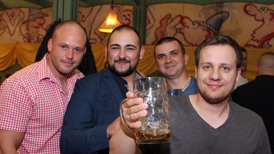 Die Frühjahrsdult 2017 in Landshut neigt sich dem Ende entgegen. Grund genug, noch einmal richtig in den Bierzelten zu feiern - abgerundet vom traditionellen Feuerwerk. Die Frühjahrsdult 2017 in Landshut neigt sich dem Ende entgegen. Grund genug, noch einmal richtig in den Bierzelten zu feiern - abgerundet vom traditionellen Feuerwerk.