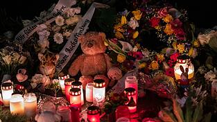 Zwei der drei Schwerverletzten sind weiter in einem Krankenhaus. Zwei der drei Schwerverletzten sind weiter in einem Krankenhaus.