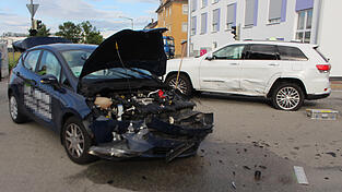 Bei dem Unfall wurde eine 38-Jährige leicht verletzt. Bei dem Unfall wurde eine 38-Jährige leicht verletzt.