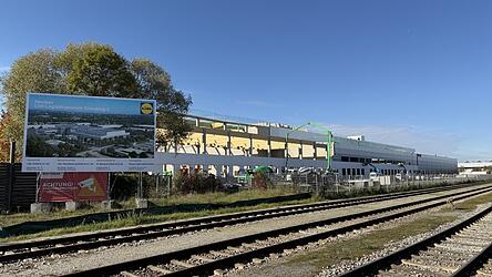 Der Neubau des Logistikzentrums der Firma Lidl an der Belgrader Straße im Hafen Straubing-Sand macht große Fortschritte. Teilweise ist bereits die Fassade fertiggestellt. Der Neubau des Logistikzentrums der Firma Lidl an der Belgrader Straße im Hafen Straubing-Sand macht große Fortschritte. Teilweise ist bereits die Fassade fertiggestellt.