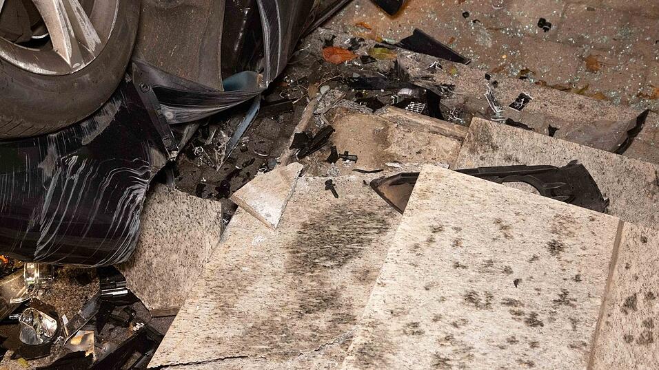 Schwerer Unfall am Dienstag kurz vor Mitternacht in Mengkofen (Kreis Dingolfing-Landau). Auch ein Rettungshubschrauber musste zur Unfallstelle beordert werden. Schwerer Unfall am Dienstag kurz vor Mitternacht in Mengkofen (Kreis Dingolfing-Landau). Auch ein Rettungshubschrauber musste zur Unfallstelle beordert werden.