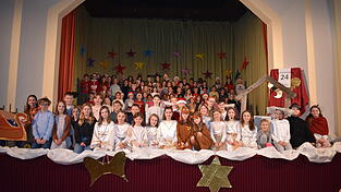 105 Grundschüler standen gleich viermal auf der Bühne. Sie führten das Musical „Weihnachten fällt aus“ auf. 105 Grundschüler standen gleich viermal auf der Bühne. Sie führten das Musical „Weihnachten fällt aus“ auf.