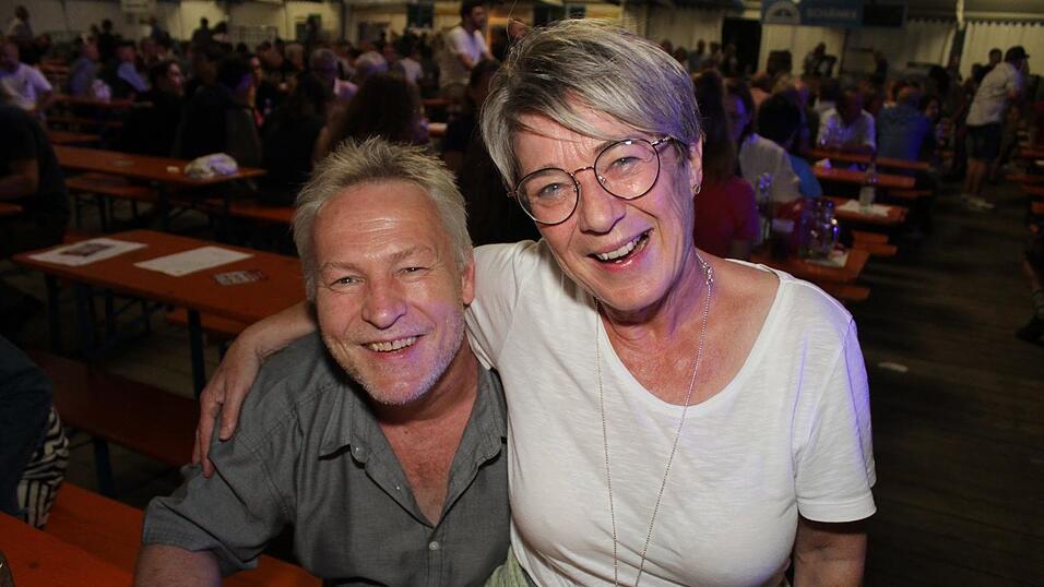 Zur Musik von Headless wurde ausgelassen gefeiert. Zur Musik von Headless wurde ausgelassen gefeiert.