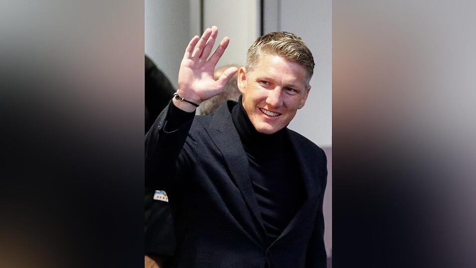 Servus Basti: Der Fußball-Weltmeister hat am Dienstag angekündigt, seine Karriere zu beenden. Servus Basti: Der Fußball-Weltmeister hat am Dienstag angekündigt, seine Karriere zu beenden.
