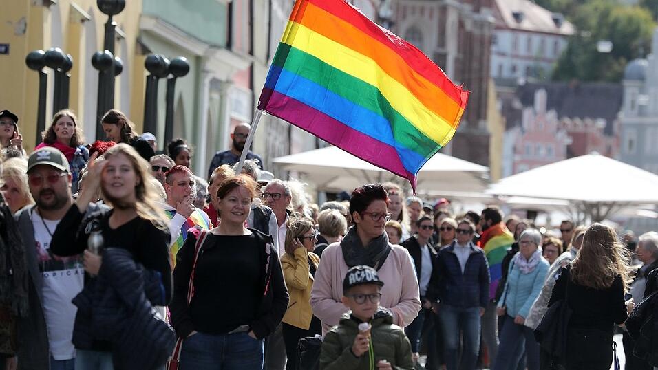 Knapp 2.000 Teilnehmer feierten am Samstag in Landhut den ersten Christopher-Street-Day Niederbayerns. Knapp 2.000 Teilnehmer feierten am Samstag in Landhut den ersten Christopher-Street-Day Niederbayerns.