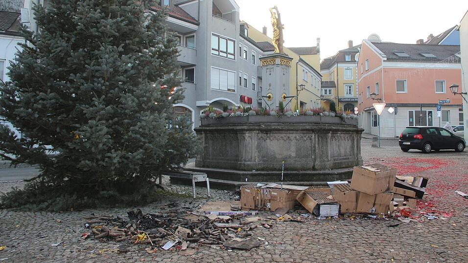 Auch am Sebastianiplatz musste die Feuerwehr brennende Feuerwerkskörper löschen. Auch am Sebastianiplatz musste die Feuerwehr brennende Feuerwerkskörper löschen.