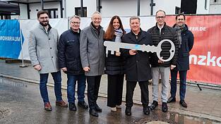 Die symbolische Schlüsselübergabe (v.l.): Alexander Hartl (stv. Geschäftsführer Penzkofer Bau), MdL Josef Zellmeier, OB Markus Pannermayr, Kristina Frank (Geschäftsführerin Baunova Bayern GmbH), Staatsminister Christian Bernreiter, MdL Martin Behringer und Fabian König (Geschäftsführer BayernHeim). Die symbolische Schlüsselübergabe (v.l.): Alexander Hartl (stv. Geschäftsführer Penzkofer Bau), MdL Josef Zellmeier, OB Markus Pannermayr, Kristina Frank (Geschäftsführerin Baunova Bayern GmbH), Staatsminister Christian Bernreiter, MdL Martin Behringer und Fabian König (Geschäftsführer BayernHeim).