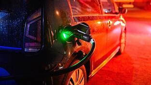 Nach der Streichung der Elektroauto-Kaufprämie Ende 2023 brachen die Verkaufszahlen von Elektrofahrzeugen an private Autofahrer ein; diese Phase ist laut HUK Coburg beendet. (Symbolbild) Nach der Streichung der Elektroauto-Kaufprämie Ende 2023 brachen die Verkaufszahlen von Elektrofahrzeugen an private Autofahrer ein; diese Phase ist laut HUK Coburg beendet. (Symbolbild)