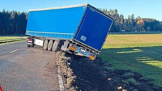 Der Lkw-Fahrer blieb bei diesem Manöver unverletzt. Der Lkw-Fahrer blieb bei diesem Manöver unverletzt.