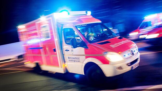 Die Sanitäter mussten sich bis zum Eintreffen der Polizei mit dem Patienten im Rettungswagen vor dem Angreifer in Sicherheit bringen. (Symbolbild) Die Sanitäter mussten sich bis zum Eintreffen der Polizei mit dem Patienten im Rettungswagen vor dem Angreifer in Sicherheit bringen. (Symbolbild)
