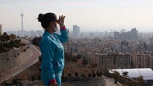 Luftverschmutzung im Winter ist im Iran nichts Neues. Doch in diesem Jahr hat die Belastung ein neues Niveau erreicht. Luftverschmutzung im Winter ist im Iran nichts Neues. Doch in diesem Jahr hat die Belastung ein neues Niveau erreicht.