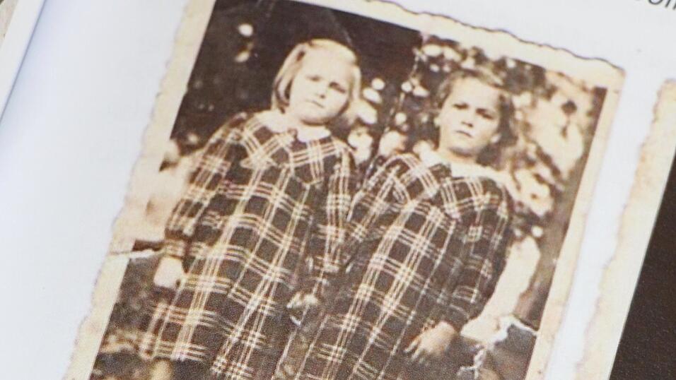 Rosa (r.) und Irmgard im Partnerlook: Die beiden Mädchen sind wie Schwestern aufgewachsen. Nach dem Krieg haben sie sich für über fünf Jahrzehnte aus den Augen verloren. Rosa (r.) und Irmgard im Partnerlook: Die beiden Mädchen sind wie Schwestern aufgewachsen. Nach dem Krieg haben sie sich für über fünf Jahrzehnte aus den Augen verloren.