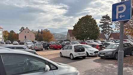 Der Parkplatz neben der Arbeitsagentur ist an Schultagen belegt. Die vielen 45er Autos sorgen für mehr Bedarf an Parkfläche. Der Parkplatz neben der Arbeitsagentur ist an Schultagen belegt. Die vielen 45er Autos sorgen für mehr Bedarf an Parkfläche.