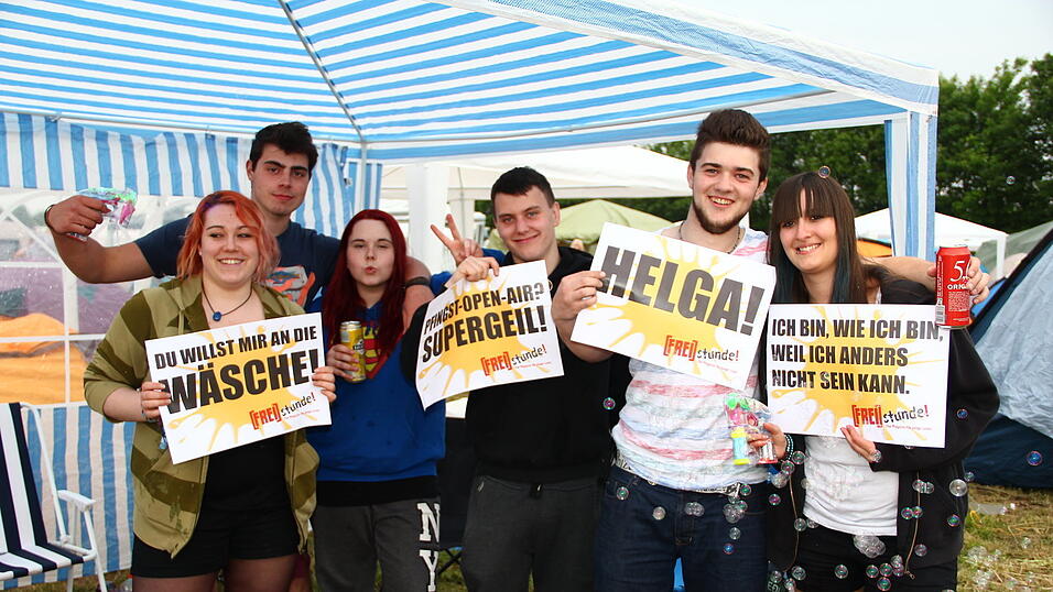 Die Besucher des Pfingst-Open-Airs in Salching sind schon in Feierlaune, aufgenommen von David Voltz am Freitag. Die Besucher des Pfingst-Open-Airs in Salching sind schon in Feierlaune, aufgenommen von David Voltz am Freitag.