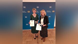 Ursula Beck aus Hohenthann (l.) und Christa Popp aus Pfeffenhausen erhielten die kommunale Verdienstmedaille in Bronze. Ursula Beck aus Hohenthann (l.) und Christa Popp aus Pfeffenhausen erhielten die kommunale Verdienstmedaille in Bronze.