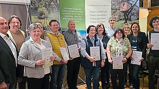 Kreisfachberater Stefan Heller, Referent Ralph Sturm (v. l.) und die Vertreter der Vereine, die über zwei Jahre am Streuobstwiesenwettbewerb dabei waren, mit Kreisfachberater Harald Götz und stellvertretende Kreisverbandsvorsitzende Regina Staudinger (stehend dahinter). Kreisfachberater Stefan Heller, Referent Ralph Sturm (v. l.) und die Vertreter der Vereine, die über zwei Jahre am Streuobstwiesenwettbewerb dabei waren, mit Kreisfachberater Harald Götz und stellvertretende Kreisverbandsvorsitzende Regina Staudinger (stehend dahinter).