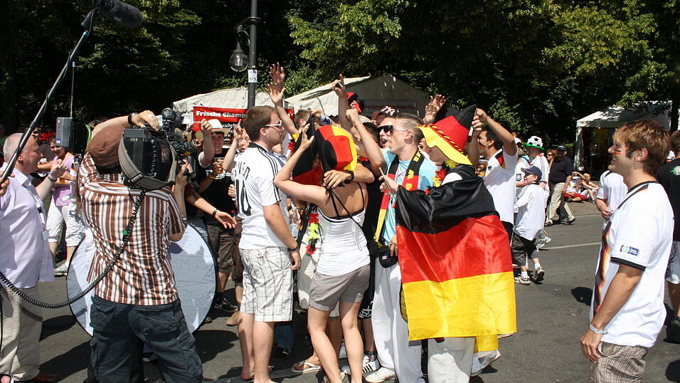 Christian Fertl war am Sonntag auf der Fanmeile in Berlin und erlebte dort das Achtelfinale gegen England auf Großleinwand. Christian Fertl war am Sonntag auf der Fanmeile in Berlin und erlebte dort das Achtelfinale gegen England auf Großleinwand.