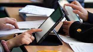Tablets oder Laptops gehören an vielen Schulen zum Unterricht dazu. (Archivbild) Tablets oder Laptops gehören an vielen Schulen zum Unterricht dazu. (Archivbild)