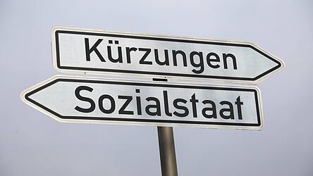 Die Sozialstaatskosten werden schon sehr bald außer Kontrolle geraten, Reformen sind unumgänglich. Die Sozialstaatskosten werden schon sehr bald außer Kontrolle geraten, Reformen sind unumgänglich.