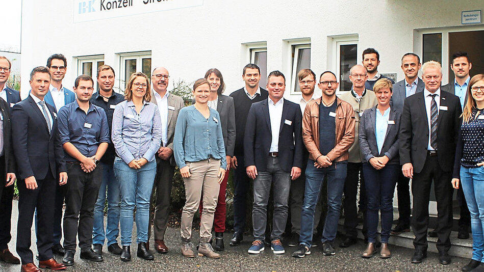 Landrat Josef Laumer (Zweiter von rechts) und Bundestagsabgeordneter Alois Rainer (Achter von rechts) mit Vertretern der Firma Eon Energie und der Unternehmen, die sich zum Energieeffizienz-Netzwerk zusammengeschlossen haben sowie Mitgliedern der Forschungsgesellschaft für Energiewirtschaft. Landrat Josef Laumer (Zweiter von rechts) und Bundestagsabgeordneter Alois Rainer (Achter von rechts) mit Vertretern der Firma Eon Energie und der Unternehmen, die sich zum Energieeffizienz-Netzwerk zusammengeschlossen haben sowie Mitgliedern der Forschungsgesellschaft für Energiewirtschaft.