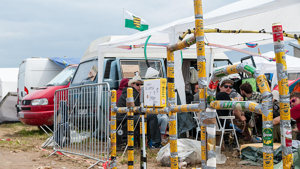 Auch am Samstag sind die Besucher auf dem Pfingst-Open-Air gut drauf. (Foto: Susanne Raith) Auch am Samstag sind die Besucher auf dem Pfingst-Open-Air gut drauf. (Foto: Susanne Raith)