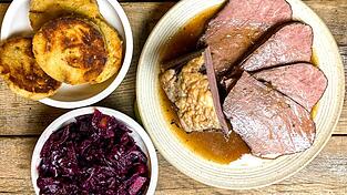 Sauerbraten ist in ganz Deutschland ein echter Klassiker und passt zu vielen Beilagen. Sauerbraten ist in ganz Deutschland ein echter Klassiker und passt zu vielen Beilagen.