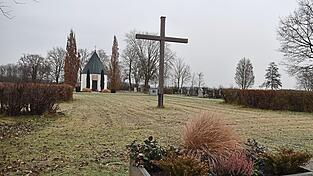 Die Gebührenordnung für den Friedhof wurde angepasst, was zu höheren Beiträgen führen wird. Die Gebührenordnung für den Friedhof wurde angepasst, was zu höheren Beiträgen führen wird.