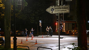 Nach Messerangriffen auf mehrere Menschen ist an der Theresienwiese in München eine Frau von der Polizei erschossen worden. Nach Messerangriffen auf mehrere Menschen ist an der Theresienwiese in München eine Frau von der Polizei erschossen worden.