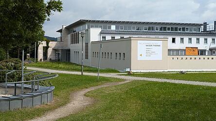 Die Kaiser-Therme Bad Abbach (Archivbild) wird privatisiert, soll aber öffentlich zugänglich bleiben. Die Kaiser-Therme Bad Abbach (Archivbild) wird privatisiert, soll aber öffentlich zugänglich bleiben.