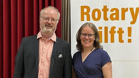 Past-Präsidentin Susanne Melichar übergibt das Amt an den neuen Präsidenten Pfarrer Jens Bartsch. Past-Präsidentin Susanne Melichar übergibt das Amt an den neuen Präsidenten Pfarrer Jens Bartsch.