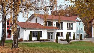 Der Bürgermeister soll künftig nicht mehr nur ehrenamtlich im Rathaus arbeiten, sondern dort hauptamtlich den Dienst aufnehmen. Der Bürgermeister soll künftig nicht mehr nur ehrenamtlich im Rathaus arbeiten, sondern dort hauptamtlich den Dienst aufnehmen.