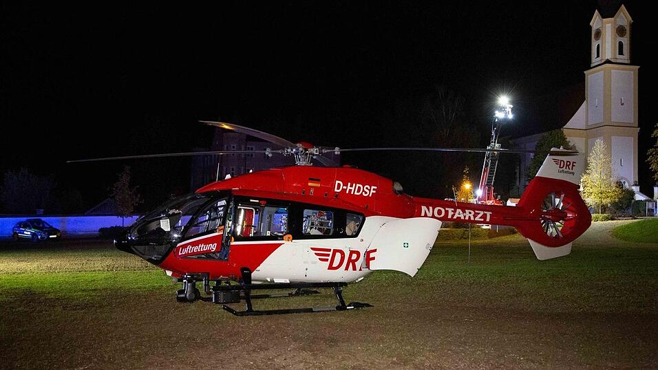 Schwerer Unfall am Dienstag kurz vor Mitternacht in Mengkofen (Kreis Dingolfing-Landau). Auch ein Rettungshubschrauber musste zur Unfallstelle beordert werden. Schwerer Unfall am Dienstag kurz vor Mitternacht in Mengkofen (Kreis Dingolfing-Landau). Auch ein Rettungshubschrauber musste zur Unfallstelle beordert werden.