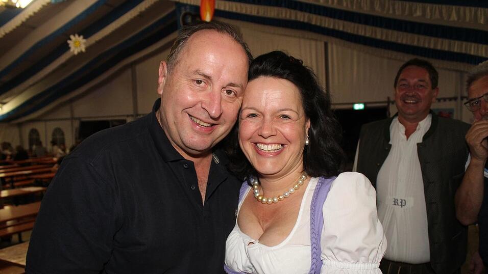 Zur Musik von Headless wurde ausgelassen gefeiert. Zur Musik von Headless wurde ausgelassen gefeiert.