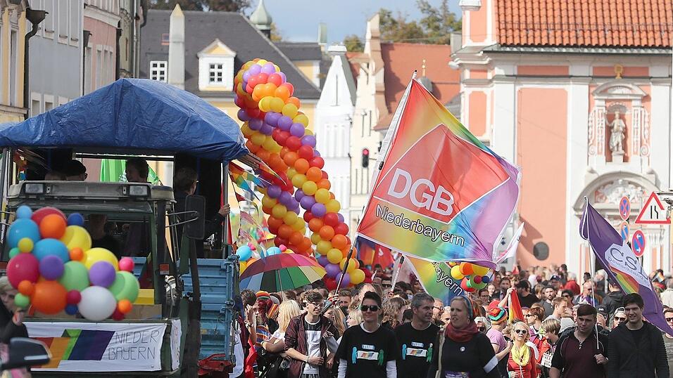 Knapp 2.000 Teilnehmer feierten am Samstag in Landhut den ersten Christopher-Street-Day Niederbayerns. Knapp 2.000 Teilnehmer feierten am Samstag in Landhut den ersten Christopher-Street-Day Niederbayerns.