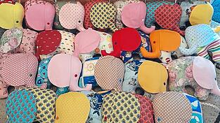 Die bunten Trösterchen in Form von selbstgenähten Stoffelefanten sind das Markenzeichen der Ahrtal-Hilfe von Bärbel Kick. Gegen eine Spende von mindestens 15 Euro bekommt man einen 'Flutifanten'. Die bunten Trösterchen in Form von selbstgenähten Stoffelefanten sind das Markenzeichen der Ahrtal-Hilfe von Bärbel Kick. Gegen eine Spende von mindestens 15 Euro bekommt man einen 'Flutifanten'.