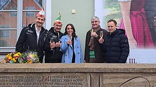 Präsident Bernhard Steimle, Seine Tollität Prinz Florian III. mit Seiner Lieblichkeit Prinzessin Johanna III., der Hörgertshausener Bürgermeister Michael Hobmaier sowie Pfeffenhausens Bürgermeister Florian Hölzl stießen auf eine erfolgreiche und unfallfreie Faschingssaison an. Präsident Bernhard Steimle, Seine Tollität Prinz Florian III. mit Seiner Lieblichkeit Prinzessin Johanna III., der Hörgertshausener Bürgermeister Michael Hobmaier sowie Pfeffenhausens Bürgermeister Florian Hölzl stießen auf eine erfolgreiche und unfallfreie Faschingssaison an.