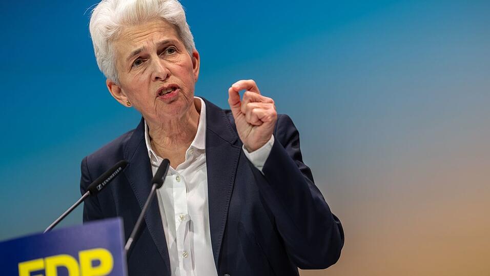 Strack-Zimmermann unterlag mit ihrer überraschenden Kampfkandidatur um den FDP-Vorsitz gegen Kubicki. Strack-Zimmermann unterlag mit ihrer überraschenden Kampfkandidatur um den FDP-Vorsitz gegen Kubicki.