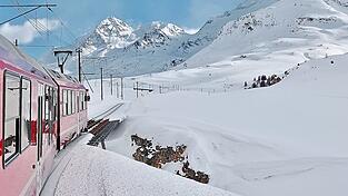 Mit der Rhätischen Bahn durch die verschneite Winterlandschaft nach Celerina Mit der Rhätischen Bahn durch die verschneite Winterlandschaft nach Celerina