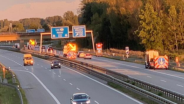Schon eine Stunde vor der eigentlichen Vollsperrung erfolgt vor dem Autobahnkreuz Deggendorf die sogenannte „Spurwegnahme“: Bei bereits begrenzter Geschwindigkeit werden die Fahrzeuge auf die rechte Spur und dann auf die Ausfahrspur in Richtung Deggendorf geleitet. Schon eine Stunde vor der eigentlichen Vollsperrung erfolgt vor dem Autobahnkreuz Deggendorf die sogenannte „Spurwegnahme“: Bei bereits begrenzter Geschwindigkeit werden die Fahrzeuge auf die rechte Spur und dann auf die Ausfahrspur in Richtung Deggendorf geleitet.