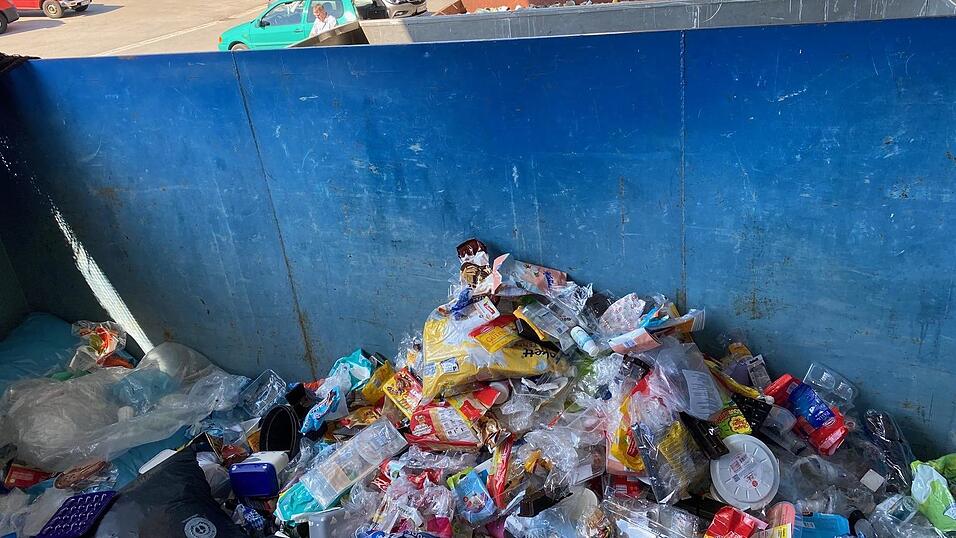 Im Container für die Mischkunststoffe geht es besonders wild zu. Das Wertstoffhof-Personal muss ständig unsachgemäß eingeworfene Sachen herausfischen. Im Container für die Mischkunststoffe geht es besonders wild zu. Das Wertstoffhof-Personal muss ständig unsachgemäß eingeworfene Sachen herausfischen.
