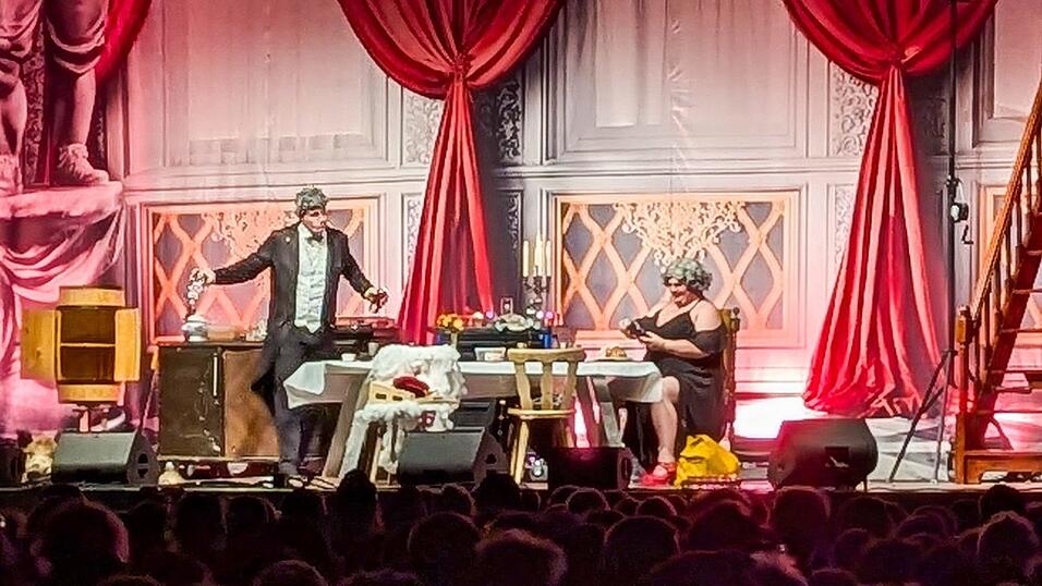 Die Gräfin Addnfahrer lud zu ihrem 90. Geburtstag. Und nicht nur ihr treuer Diener 'Bobberle', sondern mehr als 2 500 Besucher waren in der restlos ausverkauften Sparkassen-Arena mit dabei. Die Gräfin Addnfahrer lud zu ihrem 90. Geburtstag. Und nicht nur ihr treuer Diener 'Bobberle', sondern mehr als 2 500 Besucher waren in der restlos ausverkauften Sparkassen-Arena mit dabei.