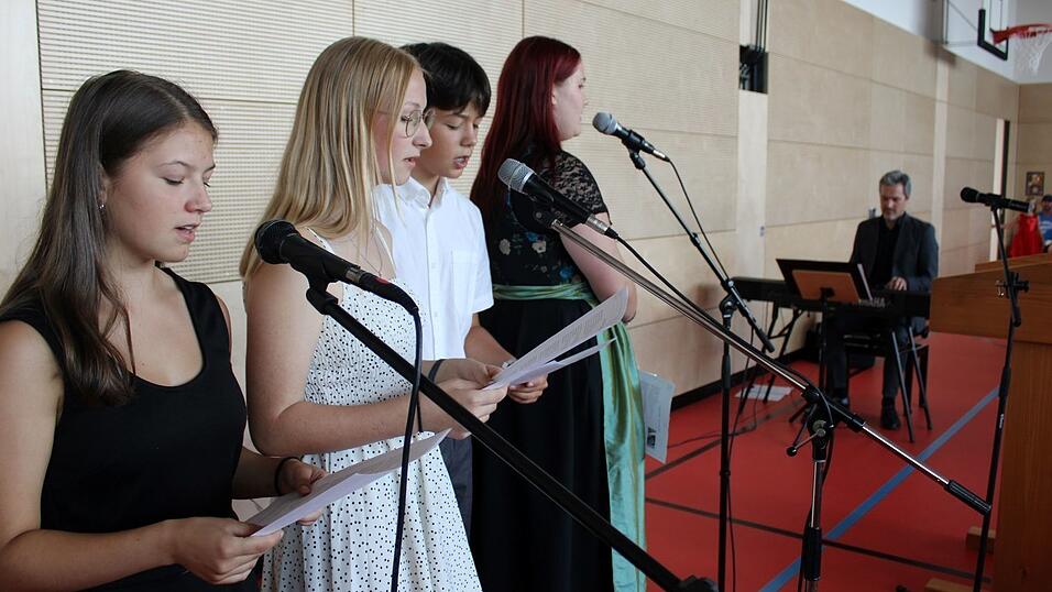 Dazwischen wurde das Programm mit Liedern stimmungsvoll aufgelockert, das Simon Vogl mit Romy Rummelsberger, David Firisevici, Marko Petkovic, Franziska Pritzl, Ronja Geiger und Leonie Kirchhoff gestaltet hatte und sie beim Festakt am Piano begleitete. Dazwischen wurde das Programm mit Liedern stimmungsvoll aufgelockert, das Simon Vogl mit Romy Rummelsberger, David Firisevici, Marko Petkovic, Franziska Pritzl, Ronja Geiger und Leonie Kirchhoff gestaltet hatte und sie beim Festakt am Piano begleitete.