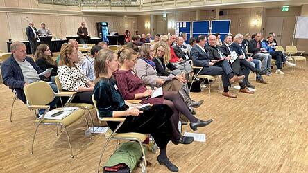 Der spärlich gefüllte Saal des Tagungszentrums am Donnerstagabend. Und die, die anwesend waren, gehörten fast ausschließlich zur Politik, zu einer Behörde oder grenzüberschreitenden Initiativen. Der spärlich gefüllte Saal des Tagungszentrums am Donnerstagabend. Und die, die anwesend waren, gehörten fast ausschließlich zur Politik, zu einer Behörde oder grenzüberschreitenden Initiativen.