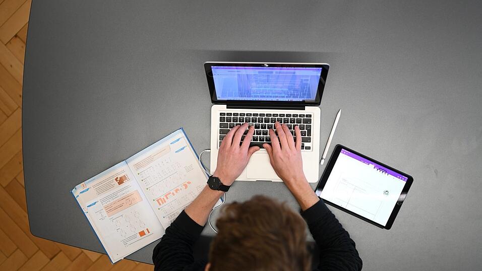 Auch wenn Distanzunterricht für die Lehrer meist mehr Arbeit bedeutet, sind die meisten dennoch froh über die Planungssicherheit für die nächsten drei Wochen. Auch wenn Distanzunterricht für die Lehrer meist mehr Arbeit bedeutet, sind die meisten dennoch froh über die Planungssicherheit für die nächsten drei Wochen.