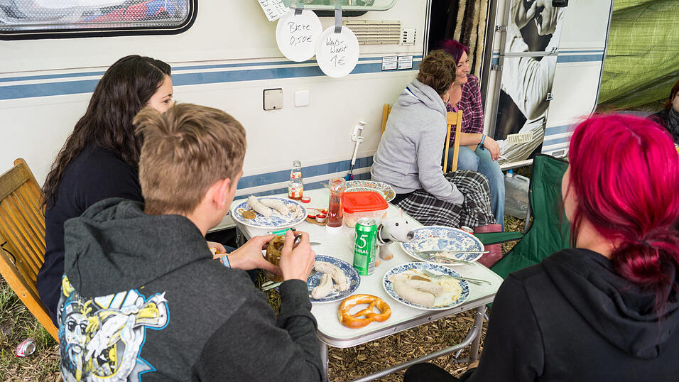 Mal mehr und mal weniger ausgewogen: Frühstück am Pfingst-Open-Air. Aufgenommen am Samstag von Regina Hölzel Mal mehr und mal weniger ausgewogen: Frühstück am Pfingst-Open-Air. Aufgenommen am Samstag von Regina Hölzel