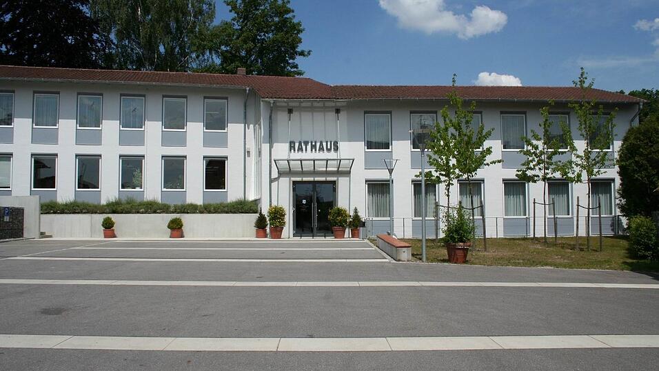 Von 1976 bis Mitte 2022 diente das ehemalige Schulgebäude in der Steinrainer Straße dem Markt als Rathaus. Ab 2024 soll hier die Fachschule für Krankenpflege der Kreisklinik Mallersdorf einziehen. Von 1976 bis Mitte 2022 diente das ehemalige Schulgebäude in der Steinrainer Straße dem Markt als Rathaus. Ab 2024 soll hier die Fachschule für Krankenpflege der Kreisklinik Mallersdorf einziehen.