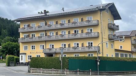 Das Hotel Zum Hirschen sieht sich mit Antisemitismus-Vorwürfen gegenüber einem potenziellen israelischen Gast konfrontiert. Das Hotel Zum Hirschen sieht sich mit Antisemitismus-Vorwürfen gegenüber einem potenziellen israelischen Gast konfrontiert.